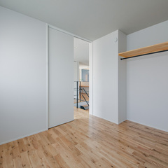 南に面した明るい子ども部屋はオープンタイプのクローゼットを採用、レイアウトの自由度が高いので成長に合わせられる