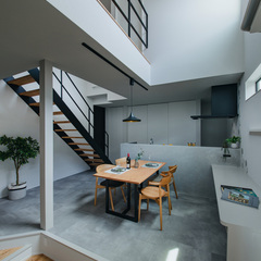 ストリップ階段や2階のアイアン手すりの抜け感で、より開放的に感じられるLDK