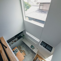 大きな高窓から入るたっぷりの日差しが吹抜けを通して階下に広がる