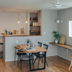 床には耐久性が高く木目や色合いが美しいナラの無垢材を採用