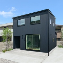 外壁には特注のガルバリウムを採用し、継ぎ目のない美しい仕上がりに