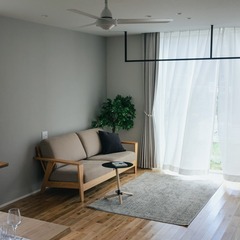 日当たりの良い南面の天井には部屋干し用のポールを設置