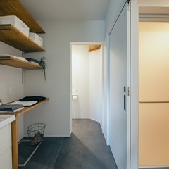 洗面室をドアで区切り、浴室の使用中でも遠慮なく使えるようにした