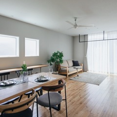 緻密に計算された窓配置で室内は明るく、周囲からの視線を外してプライバシーも守ってくれる