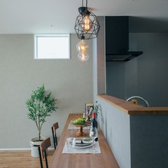 造作したダイニングカウンターは、食卓としてだけでなくスタディコーナーとしても◎