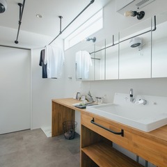 部屋干しを一か所で完結させるランドリールームには、壁付け式除湿乾燥機とランドリーパイプを設置