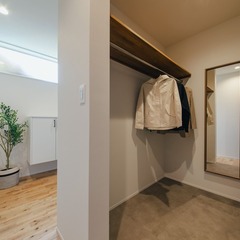 玄関から入ってすぐのクローゼットにはコートやバッグなどをたっぷり収納できる