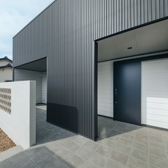 リビングとの間に設けたタイルデッキではプールやバーベキューを楽しむこともできる