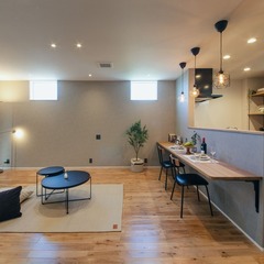 造作のキッチンカウンターではカフェタイムを楽しんだり、将来子どもが勉強したりと多用途に使うことができる