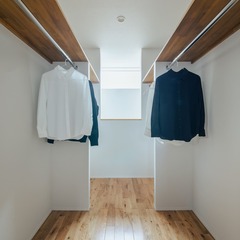 ランドリールームと脱衣室から近い場所にファミリークローゼットを配置、動線が短くなり家事負担が大幅に減った