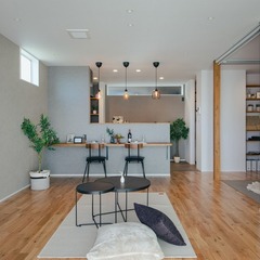 ペンダントライトがカフェのような雰囲気のナチュラルなLDK