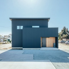 玄関周りに施工したレッドシダーとガルバリウムの組み合わせが印象的