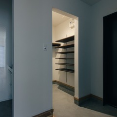 玄関の横には土間収納を備えて空間をスッキリと