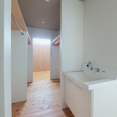 大容量のファミリークローゼットから納戸へ続く動線