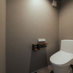 落ち着いた色合いのトイレは、ペーパーホルダーがアクセントに