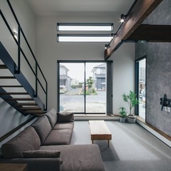 窓から降り注ぐ光が心地いいリビング