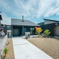 両サイドに家があるため、薪ストーブの煙突を家の中央に設置して煙の流れにも気を配った