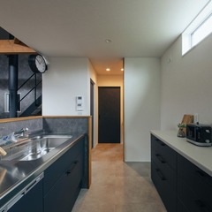 ワークスペースも広い対面キッチンはガレージの様子も見えるので、自然と家族のつながりが生まれる