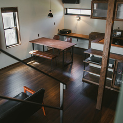 木とアイアンの組み合わせがモダンな横並びダイニングと造作カウンターは、家事がしやすくなるように配置した