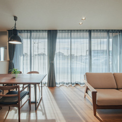 LDKの大きな窓には天井に埋め込むタイプのカーテンボックスを採用、窓をスッキリ見せ、解放感もアップ！ 