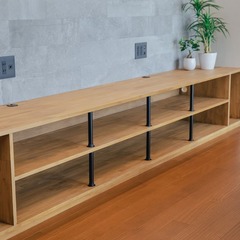 ご夫婦共通の趣味であるゲームを楽しめるよう、２台横並びに配置可能な大きさにした造作のテレビ台