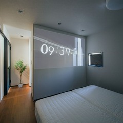 ベッドで映画鑑賞ができるよう、家庭用プロジェクターを設置