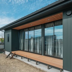 ウッドデッキに設けた深い軒は夏に日差しをほどよくカット、冬はリビングの奥まで日差しを届けて室内を温めてくれる