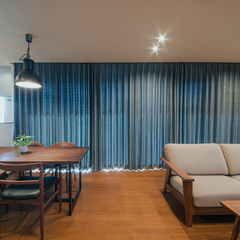 窓をスッキリ見せるため、LDKは天井に埋め込むタイプのカーテンボックスを採用