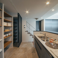 キッチン背面には扉で隠せるタイプの大容量パントリーを採用して整頓上手に