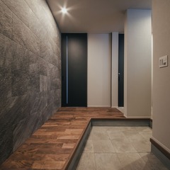 広くて重厚感のある玄関ホールにはエコカラットを採用、常にきれいな空気を保てる