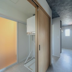 洗濯、乾燥が1室で完結できる効率的なランドリールームと、そこからつながるファミリークローゼットが共働き夫婦の家事時間を大幅に短縮する
