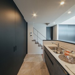 大容量パントリーは扉を閉めてスッキリとさせ、生活感を感じさせない