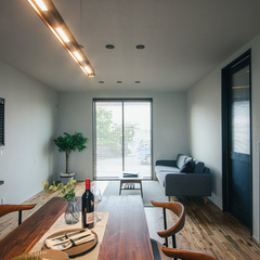 キッチンに立つとリビング全体を見渡すことができ、家族の様子に目が届いて子育て中も安心