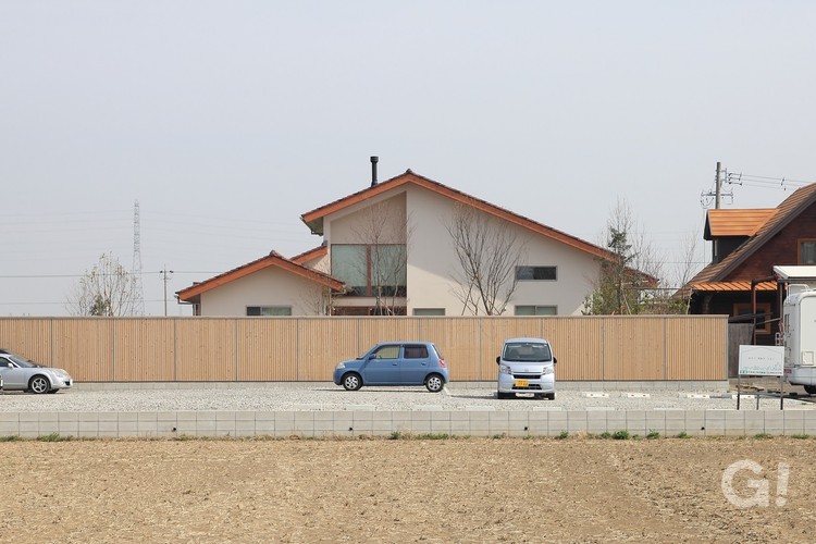 田園に建つ塗り壁の家