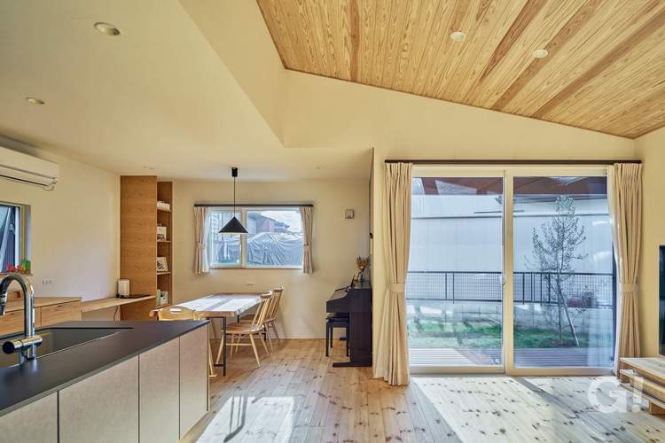 大きなウッドデッキのある平屋の住まい