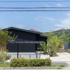 焼杉の平屋と庭