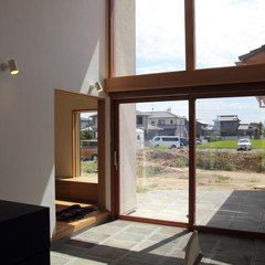鉄平石の通り土間のある家