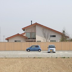 田園に建つ塗り壁の家