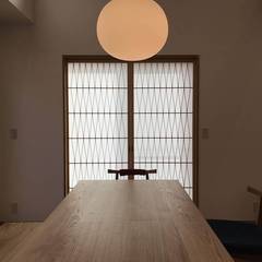 組子障子のある食卓