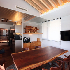 勾配天井のダイニング