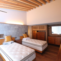 木の温もりがある寝室