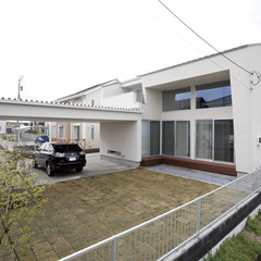 シンプルで清潔感のある白い外壁