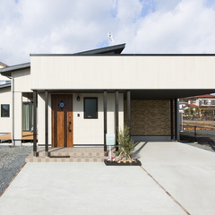 大きな下屋のある家