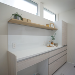 白を基調とした明るいキッチン