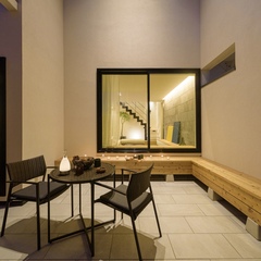 灯りに包まれる、くつろぎのテラス