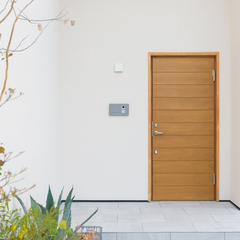 木の質感が映える、ミニマルデザインの玄関