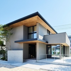 塗り壁と寄棟屋根で高級感・重厚感を表現