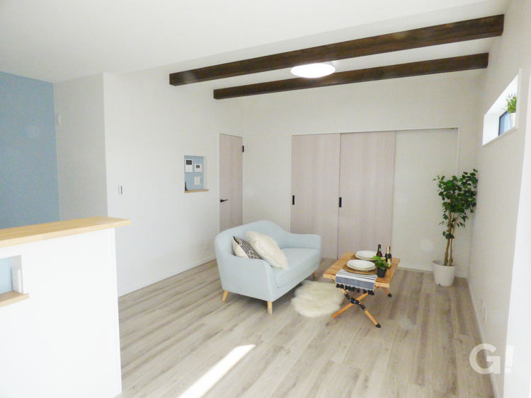 【見せ梁！広くてオシャレなLDK】 見せ梁のある広々としたLDKは拘りがいっぱい！L型LDKなのでダイニングとリビングを自然に区切ることができリラックスすできます。テレビ台上の天窓の効果でお部屋全体も明るいのがポイントです。