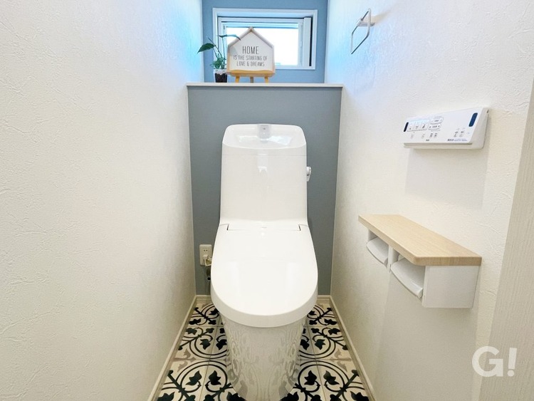 トイレの窓が暗くなりがちな空間を明るく照らしてくれます。 クッションフロアの柄もアクセントクロスのカラーとよく合いかわいらしい印象に。カウンターで奥行きも感じられ階段下でも狭く感じません