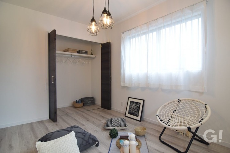 お部屋上にある窓でお部屋の空気の通り道を作ることができます！ 音など気になる場合は閉じることもできますので用途に合わせて窓をご使用いただけます。